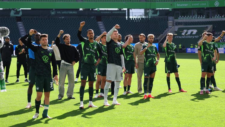 VfL vs. Cottbus, 2. BL Wolfsburg, 05.09.2026, Fußball, Herren, 2. BL, Saison 2026 2027, VfL Wolfsburg vs. FC Energie Cottbus: Die Mannschaft des VfL Wolfsburg bedankt sich nach Spielende bei den Fans. (DFL DFB REGULATIONS PROHIBIT ANY USE OF PHOTOGRAPHS as IMAGE SEQUENCES and or QUASI-VIDEO) Volkswagen Arena Niedersachsen Deutschland *** VfL vs. Cottbus, 2nd Bundesliga, Wolfsburg, September 5, 2026, Soccer, Men s, 2nd Bundesliga, 2026–2027 Season, VfL Wolfsburg vs. FC Energie Cottbus The VfL Wolfsburg team thanks the fans after the game DFL DFB REGULATIONS PROHIBIT ANY USE OF PHOTOGRAPHS AS IMAGE SEQUENCES AND OR QUASI-VIDEO Volkswagen Arena Lower Saxony, Germany