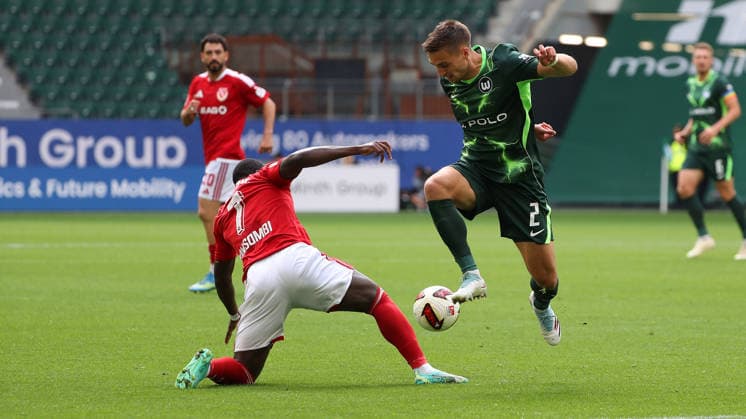 VfL vs. Cottbus, 2. BL Wolfsburg, 05.09.2026, Fußball, Herren, 2. BL, Saison 2026 2027, VfL Wolfsburg vs. FC Energie Cottbus: Christian Kinsombi (Cottbus), Kilian Fischer (VfL Wolfsburg) (DFL DFB REGULATIONS PROHIBIT ANY USE OF PHOTOGRAPHS as IMAGE SEQUENCES and or QUASI-VIDEO) Volkswagen Arena Niedersachsen Deutschland *** VfL vs. Cottbus, 2nd Bundesliga, Wolfsburg, September 5, 2026, Soccer, Men s, 2nd Bundesliga, 2026–2027 Season, VfL Wolfsburg vs. FC Energie Cottbus, Christian Kinsombi (Cottbus), Kilian Fischer (VfL Wolfsburg), DFL, DFB. REGULATIONS PROHIBIT ANY USE OF PHOTOGRAPHS AS IMAGE SEQUENCES AND OR QUASI-VIDEO. Volkswagen Arena, Lower Saxony, Germany