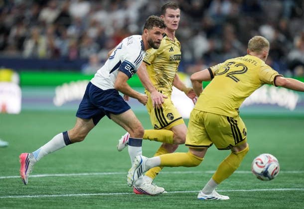 September 5, 2026, Vancouver, Bc, CANADA: Vancouver Whitecaps Thomas Muller, left, vies for the ball against St. Louis City s Timo Baumgartl, front right, and Chris Durkin during the second half of an MLS, Fussball Herren, USA soccer match, in Vancouver, on Saturday, Sept. 5, 2026. Canada News - September 5, 2026 - ZUMAc35_ 20260905_zaf_c35_126 Copyright: xDarrylxDyckx