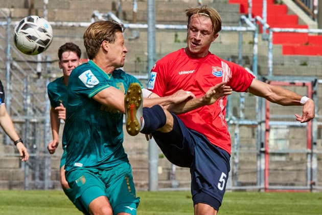 Regionalliga Bayern, SpVgg Unterhaching vs FC Augsburg, Unterhaching SpVgg, Unterhaching SpVgg (I), Augsburg FC, Augsburg FC (II), 2026-09-05 in München-Unterhaching (Alpenbauer Sportpark Unterhaching) WESTERMEIER Ben Luca (SpVgg Unterhaching Defensives Mittelfeld Nr5-UHG5), BAHN Bentley Baxter (FC Augsburg II Zentrales Mittelfeld Nr17-FCAII17) sportworld München-Unterhaching Alpenbauer Sportpark Unterhachin Bayern Deutschland