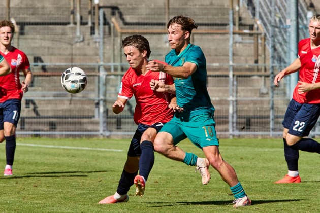 Regionalliga Bayern, SpVgg Unterhaching vs FC Augsburg, Unterhaching SpVgg, Unterhaching SpVgg (I), Augsburg FC, Augsburg FC (II), 2026-09-05 in München-Unterhaching (Alpenbauer Sportpark Unterhaching) WEISS Samuel (SpVgg Unterhaching Offensives Mittelfeld Nr17-UHG17), RUF Jonas (FC Augsburg II Defensives Mittelfeld Nr18-FCAII18) sportworld München-Unterhaching Alpenbauer Sportpark Unterhachin Bayern Deutschland