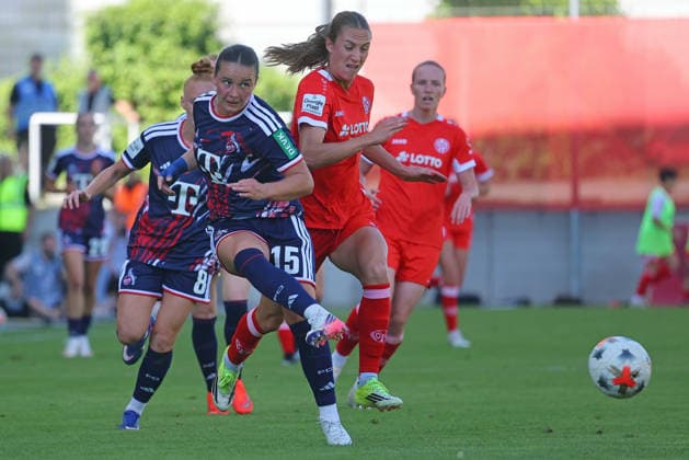 Mainz, Deutschland 05. September 2026: 1. BL Frauen - 2026 2027 - Sp. 3 - 1. FSV Mainz 05 gegen 1. FC Köln Im Bild: Amelie Bohnen (1. FC) klärt Kara Bathmann (FSV) vor der heranstürmenden Mattson Strickler (FSV). DFL DFB regulations prohibit any use of photographs as image sequences and or quasi-video Bruchwegstadion Rheinland - Pfalz *** Mainz, Germany, September 5, 2026, 1st Bundesliga Women 2026–2027, Matchday 3: 1. FSV Mainz 05 vs. 1. FC Köln. Pictured: Amelie Bohnen (1. FC Köln) clears the ball past Kara Bathmann (FSV Mainz 05) as Mattson Strickler (FSV Mainz 05) charges in. DFL DFB regulations prohibit any use of photographs as image sequences and or quasi-video. Bruchwegstadion, Rhineland-Palatinate Copyright: xFotostandx xRacochax