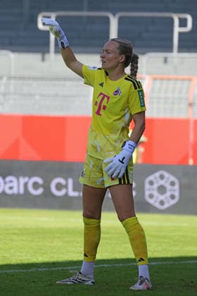 Mainz, Deutschland 05. September 2026: 1. BL Frauen - 2026 2027 - Sp. 3 - 1. FSV Mainz 05 gegen 1. FC Köln Im Bild: Torhüterin Lisa Schmitz (1. FC) gibt ihren Mitspielerinnen taktische Anweisungen. DFL DFB regulations prohibit any use of photographs as image sequences and or quasi-video Bruchwegstadion Rheinland - Pfalz *** Mainz, Germany, September 5, 2026, Women’s Bundesliga 1 2026–2027, Matchday 3: FSV Mainz 05 vs. 1. FC Köln. Pictured: Goalkeeper Lisa Schmitz of 1. FC Köln giving tactical instructions to her teammates. DFL and DFB regulations prohibit any use of photographs as image sequences and or quasi-video. Bruchweg Stadium, Rhineland-Palatinate Copyright: xFotostandx xRacochax