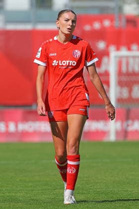 Mainz, Deutschland 05. September 2026: 1. BL Frauen - 2026 2027 - Sp. 3 - 1. FSV Mainz 05 gegen 1. FC Köln Im Bild: Gentiana Fetaj (FSV) geht nachdenklich übers Spielfeld. DFL DFB regulations prohibit any use of photographs as image sequences and or quasi-video Bruchwegstadion Rheinland - Pfalz *** Mainz, Germany September 5, 2026 1st Bundesliga Women 2026–2027 Match 3 1 FSV Mainz 05 vs. 1 FC Köln Pictured: Gentiana Fetaj of FSV walks thoughtfully across the field. DFL and DFB regulations prohibit any use of photographs as image sequences and or quasi-video.Wegstadion, Rhineland-Palatinate Copyright: xFotostandx xRacochax