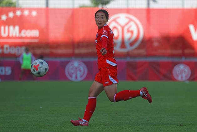 Mainz, Deutschland 05. September 2026: 1. BL Frauen - 2026 2027 - Sp. 3 - 1. FSV Mainz 05 gegen 1. FC Köln Im Bild: Rio Takizawa (FSV) läuft dem hochspringenden Ball hinterher. DFL DFB regulations prohibit any use of photographs as image sequences and or quasi-video Bruchwegstadion Rheinland - Pfalz *** Mainz, Germany September 5, 2026 1st Bundesliga Women 2026–2027 Matchday 3 1 FSV Mainz 05 vs. 1 FC Köln Pictured: Rio Takizawa of FSV chasing after a high-bouncing ball. DFL and DFB regulations prohibit any use of photographs as image sequences and or quasi-video. BruChwegstadion, Rhineland-Palatinate Copyright: xFotostandx xRacochax
