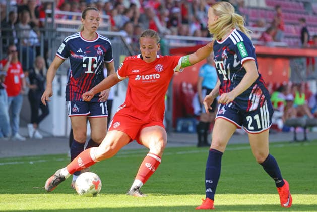 Mainz, Deutschland 05. September 2026: 1. BL Frauen - 2026 2027 - Sp. 3 - 1. FSV Mainz 05 gegen 1. FC Köln Im Bild: Johanna Berg (FSV) schlägt in Bedrängnis eine Flanke. DFL DFB regulations prohibit any use of photographs as image sequences and or quasi-video Bruchwegstadion Rheinland - Pfalz *** Mainz, Germany September 5, 2026 Women s Bundesliga 2026–2027 Matchday 3: FSV Mainz 05 vs. 1. FC Köln Pictured: Johanna Berg of FSV heads a cross while under pressure. DFL and DFB regulations prohibit any use of photographs as image sequences and or quasi-video Bruchweg Stadium, Rhineland-Palatinate Copyright: xFotostandx xRacochax