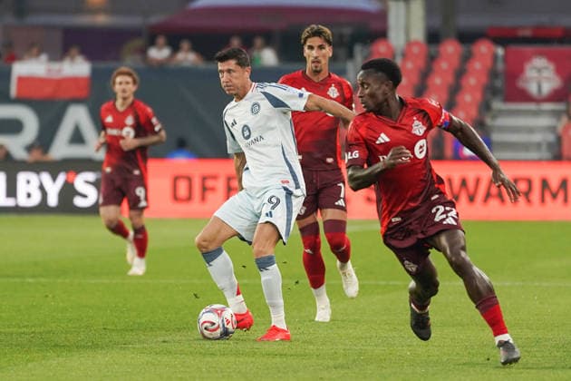 Toronto FC v Chicago Fire FC - MLS, Fussball Herren, USA Robert Lewandowski 09 of Chicago Fire FC and Richie Laryea 22 of Toronto FC battle for the ball during the Major League Soccer Match between Toronto FC and Chicago Fire FC at BMO Field Stadium. on September 5, 2026 in Toronto, Canada. (Photo by Leonardo Ramirez Eyepix Group) Copyright: xLeonardoxRamirezx xEyepixxGroupx LR05092026-08279