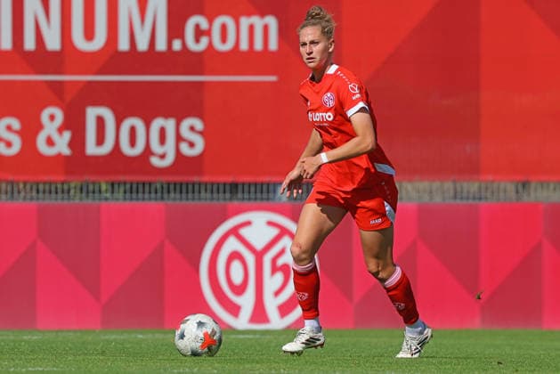 Mainz, Deutschland 05. September 2026: 1. BL Frauen - 2026 2027 - Sp. 3 - 1. FSV Mainz 05 gegen 1. FC Köln Im Bild: Saskia Matheis (FSV) hält Ausschau nach einer Anspielstation. DFL DFB regulations prohibit any use of photographs as image sequences and or quasi-video Bruchwegstadion Rheinland - Pfalz *** Mainz, Germany September 5, 2026 1. Bundesliga Women 2026–2027 Matchday 3: 1. FSV Mainz 05 vs. 1. FC Köln Pictured: Saskia Matheis of FSV looking for a passing option DFL and DFB regulations prohibit any use of photographs as image sequences and or quasi video. Bruchwegstadion, Rhineland-Palatinate Copyright: xFotostandx xRacochax
