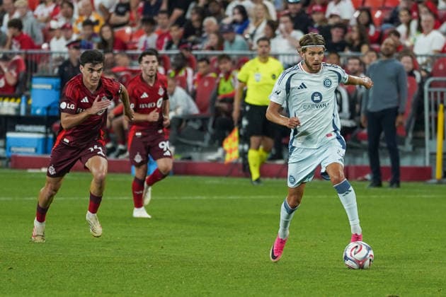 Toronto FC v Chicago Fire FC - MLS, Fussball Herren, USA Anton Saletros 06 of Chicago Fire FC is pressured by Alonso Coello 14 of Toronto FC during the Major League Soccer Match between Toronto FC and Chicago Fire FC at BMO Field Stadium. on September 5, 2026 in Toronto, Canada. (Photo by Leonardo Ramirez Eyepix Group) Copyright: xLeonardoxRamirezx xEyepixxGroupx LR05092026-09338