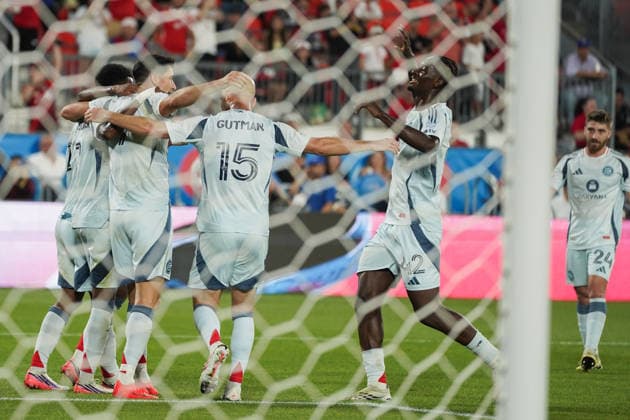 Toronto FC v Chicago Fire FC - MLS, Fussball Herren, USA Robert Lewandowski 09 is celebrating with Puso Dithejane 12 and Andrew Gutman 15 of Chicago Fire FC after scoring a goal during the Major League Soccer Match between Toronto FC and Chicago Fire FC at BMO Field Stadium. on September 5, 2026 in Toronto, Canada. (Photo by Leonardo Ramirez Eyepix Group) Copyright: xLeonardoxRamirezx xEyepixxGroupx LR05092026-09186