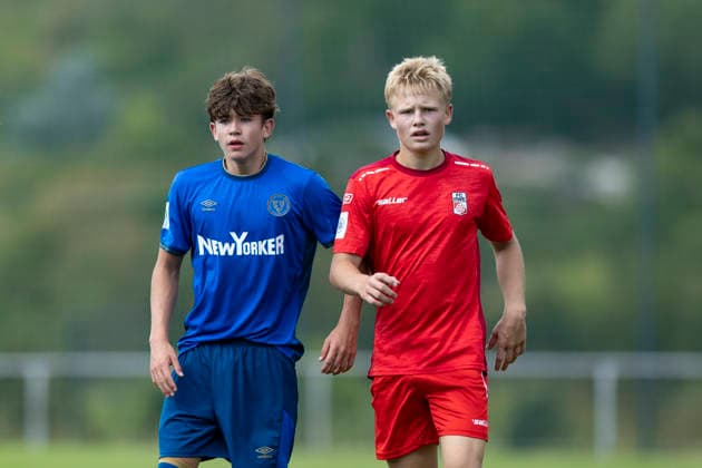 U17, U 17 DFB-Nachwuchsliga - Vorrunde Gruppe H: FC Rot-Weiß Erfurt vs. Eintracht Braunschweig; Erfurt; 05.09.2026 Tom Leonhard Kunze ( 10; Eintracht Braunschweig U17) gegen Hugo Richter ( 11; FC Rot-Weiß Erfurt U17) U17 DFB-Nachwuchsliga - Vorrunde Gruppe H: FC Rot-Weiß Erfurt vs. Eintracht Braunschweig; Hauptplatz Cyriaksgebreite Erfurt; 05.09.2026 DFB REGULATIONS PROHIBIT ANY USE OF PHOTOGRAPHS AS IMAGE SEQUENCES AND OR QUASI-VIDEO. Copyright: xBEAUTIFULxSPORTS Duehringx