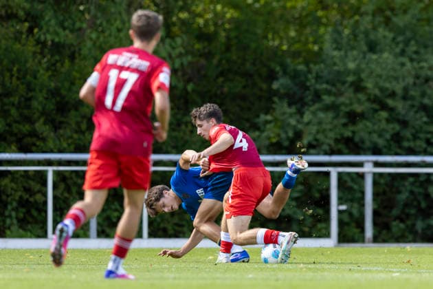 U17, U 17 DFB-Nachwuchsliga - Vorrunde Gruppe H: FC Rot-Weiß Erfurt vs. Eintracht Braunschweig; Erfurt; 05.09.2026 Tim Kroßner ( 4; FC Rot-Weiß Erfurt U17) gegen Joshua Niemeyer ( 17; Eintracht Braunschweig U17) U17 DFB-Nachwuchsliga - Vorrunde Gruppe H: FC Rot-Weiß Erfurt vs. Eintracht Braunschweig; Hauptplatz Cyriaksgebreite Erfurt; 05.09.2026 DFB REGULATIONS PROHIBIT ANY USE OF PHOTOGRAPHS AS IMAGE SEQUENCES AND OR QUASI-VIDEO. Copyright: xBEAUTIFULxSPORTS Duehringx