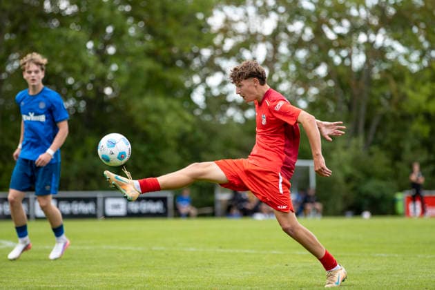 U17, U 17 DFB-Nachwuchsliga - Vorrunde Gruppe H: FC Rot-Weiß Erfurt vs. Eintracht Braunschweig; Erfurt; 05.09.2026 David Apanel ( 7; FC Rot-Weiß Erfurt U17) U17 DFB-Nachwuchsliga - Vorrunde Gruppe H: FC Rot-Weiß Erfurt vs. Eintracht Braunschweig; Hauptplatz Cyriaksgebreite Erfurt; 05.09.2026 DFB REGULATIONS PROHIBIT ANY USE OF PHOTOGRAPHS AS IMAGE SEQUENCES AND OR QUASI-VIDEO. Copyright: xBEAUTIFULxSPORTS Duehringx