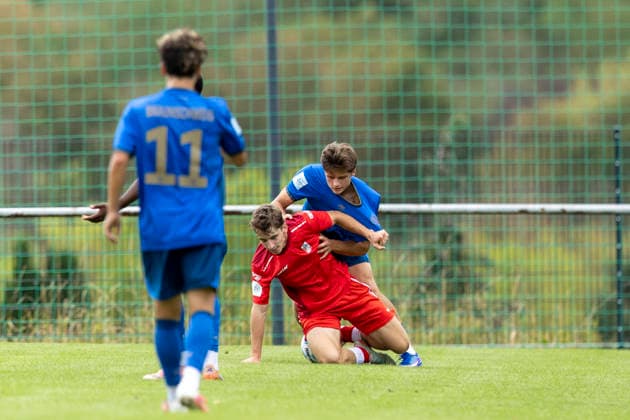 U17, U 17 DFB-Nachwuchsliga - Vorrunde Gruppe H: FC Rot-Weiß Erfurt vs. Eintracht Braunschweig; Erfurt; 05.09.2026 Tim Kroßner ( 4; FC Rot-Weiß Erfurt U17) gegen Joshua Niemeyer ( 17; Eintracht Braunschweig U17) U17 DFB-Nachwuchsliga - Vorrunde Gruppe H: FC Rot-Weiß Erfurt vs. Eintracht Braunschweig; Hauptplatz Cyriaksgebreite Erfurt; 05.09.2026 DFB REGULATIONS PROHIBIT ANY USE OF PHOTOGRAPHS AS IMAGE SEQUENCES AND OR QUASI-VIDEO. Copyright: xBEAUTIFULxSPORTS Duehringx