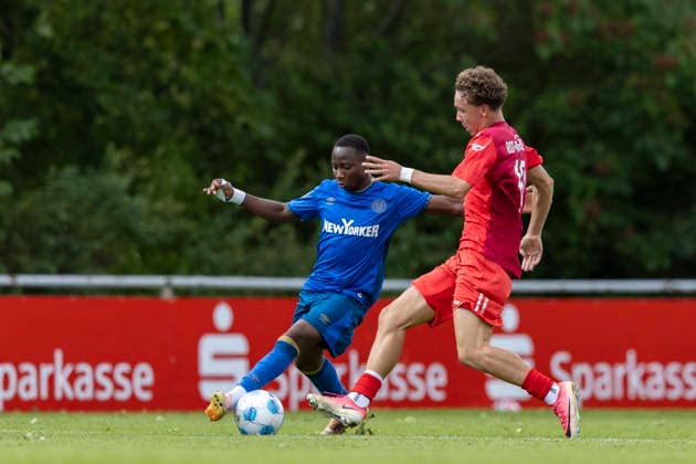U17, U 17 DFB-Nachwuchsliga - Vorrunde Gruppe H: FC Rot-Weiß Erfurt vs. Eintracht Braunschweig; Erfurt; 05.09.2026 Ferdi Altendorf ( 10; FC Rot-Weiß Erfurt U17) gegen Famara Touray ( 9; Eintracht Braunschweig U17) U17 DFB-Nachwuchsliga - Vorrunde Gruppe H: FC Rot-Weiß Erfurt vs. Eintracht Braunschweig; Hauptplatz Cyriaksgebreite Erfurt; 05.09.2026 DFB REGULATIONS PROHIBIT ANY USE OF PHOTOGRAPHS AS IMAGE SEQUENCES AND OR QUASI-VIDEO. Copyright: xBEAUTIFULxSPORTS Duehringx