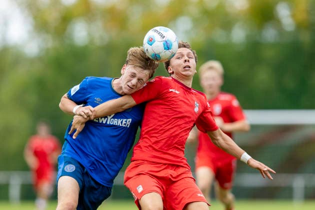 U17, U 17 DFB-Nachwuchsliga - Vorrunde Gruppe H: FC Rot-Weiß Erfurt vs. Eintracht Braunschweig; Erfurt; 05.09.2026 Mattis Emil Wilke ( 4; Eintracht Braunschweig U17) gegen Ferdi Altendorf ( 10; FC Rot-Weiß Erfurt U17) U17 DFB-Nachwuchsliga - Vorrunde Gruppe H: FC Rot-Weiß Erfurt vs. Eintracht Braunschweig; Hauptplatz Cyriaksgebreite Erfurt; 05.09.2026 DFB REGULATIONS PROHIBIT ANY USE OF PHOTOGRAPHS AS IMAGE SEQUENCES AND OR QUASI-VIDEO. Copyright: xBEAUTIFULxSPORTS Duehringx