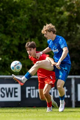 U17, U 17 DFB-Nachwuchsliga - Vorrunde Gruppe H: FC Rot-Weiß Erfurt vs. Eintracht Braunschweig; Erfurt; 05.09.2026 Paul Lambert ( 6; FC Rot-Weiß Erfurt U17) gegen Jasper Hartmann ( 8; Eintracht Braunschweig U17) U17 DFB-Nachwuchsliga - Vorrunde Gruppe H: FC Rot-Weiß Erfurt vs. Eintracht Braunschweig; Hauptplatz Cyriaksgebreite Erfurt; 05.09.2026 DFB REGULATIONS PROHIBIT ANY USE OF PHOTOGRAPHS AS IMAGE SEQUENCES AND OR QUASI-VIDEO. Copyright: xBEAUTIFULxSPORTS Duehringx