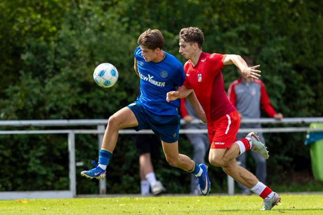 U17, U 17 DFB-Nachwuchsliga - Vorrunde Gruppe H: FC Rot-Weiß Erfurt vs. Eintracht Braunschweig; Erfurt; 05.09.2026 Joshua Niemeyer ( 17; Eintracht Braunschweig U17) gegen Tim Kroßner ( 4; FC Rot-Weiß Erfurt U17) U17 DFB-Nachwuchsliga - Vorrunde Gruppe H: FC Rot-Weiß Erfurt vs. Eintracht Braunschweig; Hauptplatz Cyriaksgebreite Erfurt; 05.09.2026 DFB REGULATIONS PROHIBIT ANY USE OF PHOTOGRAPHS AS IMAGE SEQUENCES AND OR QUASI-VIDEO. Copyright: xBEAUTIFULxSPORTS Duehringx