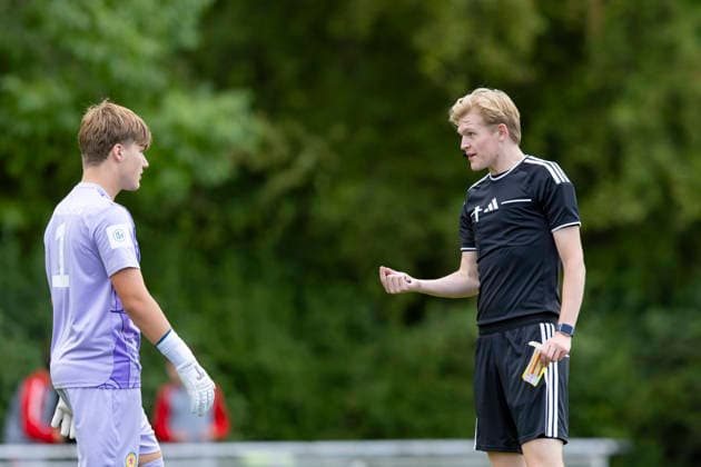 U17, U 17 DFB-Nachwuchsliga - Vorrunde Gruppe H: FC Rot-Weiß Erfurt vs. Eintracht Braunschweig; Erfurt; 05.09.2026 Lenn Rüger ( 1; Eintracht Braunschweig U17) und Paul Behlau (Schiedsrichter) U17 DFB-Nachwuchsliga - Vorrunde Gruppe H: FC Rot-Weiß Erfurt vs. Eintracht Braunschweig; Hauptplatz Cyriaksgebreite Erfurt; 05.09.2026 DFB REGULATIONS PROHIBIT ANY USE OF PHOTOGRAPHS AS IMAGE SEQUENCES AND OR QUASI-VIDEO. Copyright: xBEAUTIFULxSPORTS Duehringx