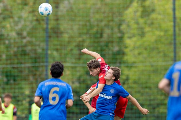 U17, U 17 DFB-Nachwuchsliga - Vorrunde Gruppe H: FC Rot-Weiß Erfurt vs. Eintracht Braunschweig; Erfurt; 05.09.2026 Joshua Niemeyer ( 17; Eintracht Braunschweig U17) gegen Tim Kroßner ( 4; FC Rot-Weiß Erfurt U17) U17 DFB-Nachwuchsliga - Vorrunde Gruppe H: FC Rot-Weiß Erfurt vs. Eintracht Braunschweig; Hauptplatz Cyriaksgebreite Erfurt; 05.09.2026 DFB REGULATIONS PROHIBIT ANY USE OF PHOTOGRAPHS AS IMAGE SEQUENCES AND OR QUASI-VIDEO. Copyright: xBEAUTIFULxSPORTS Duehringx