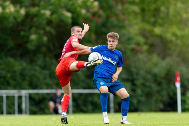 U17, U 17 DFB-Nachwuchsliga - Vorrunde Gruppe H: FC Rot-Weiß Erfurt vs. Eintracht Braunschweig; Erfurt; 05.09.2026 John Vincent Schultz ( 13; FC Rot-Weiß Erfurt U17) gegen Evan William Specht ( 15; Eintracht Braunschweig U17) U17 DFB-Nachwuchsliga - Vorrunde Gruppe H: FC Rot-Weiß Erfurt vs. Eintracht Braunschweig; Hauptplatz Cyriaksgebreite Erfurt; 05.09.2026 DFB REGULATIONS PROHIBIT ANY USE OF PHOTOGRAPHS AS IMAGE SEQUENCES AND OR QUASI-VIDEO. Copyright: xBEAUTIFULxSPORTS Duehringx
