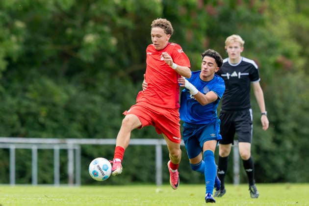 U17, U 17 DFB-Nachwuchsliga - Vorrunde Gruppe H: FC Rot-Weiß Erfurt vs. Eintracht Braunschweig; Erfurt; 05.09.2026 Ferdi Altendorf ( 10; FC Rot-Weiß Erfurt U17) gegen Yassine Ali ( 14; Eintracht Braunschweig U17) U17 DFB-Nachwuchsliga - Vorrunde Gruppe H: FC Rot-Weiß Erfurt vs. Eintracht Braunschweig; Hauptplatz Cyriaksgebreite Erfurt; 05.09.2026 DFB REGULATIONS PROHIBIT ANY USE OF PHOTOGRAPHS AS IMAGE SEQUENCES AND OR QUASI-VIDEO. Copyright: xBEAUTIFULxSPORTS Duehringx