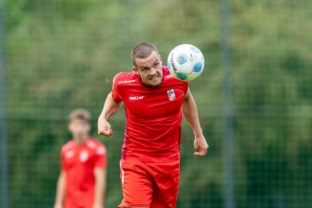 U17, U 17 DFB-Nachwuchsliga - Vorrunde Gruppe H: FC Rot-Weiß Erfurt vs. Eintracht Braunschweig; Erfurt; 05.09.2026 John Vincent Schultz ( 13; FC Rot-Weiß Erfurt U17) U17 DFB-Nachwuchsliga - Vorrunde Gruppe H: FC Rot-Weiß Erfurt vs. Eintracht Braunschweig; Hauptplatz Cyriaksgebreite Erfurt; 05.09.2026 DFB REGULATIONS PROHIBIT ANY USE OF PHOTOGRAPHS AS IMAGE SEQUENCES AND OR QUASI-VIDEO. Copyright: xBEAUTIFULxSPORTS Duehringx