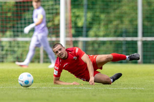 U17, U 17 DFB-Nachwuchsliga - Vorrunde Gruppe H: FC Rot-Weiß Erfurt vs. Eintracht Braunschweig; Erfurt; 05.09.2026 John Vincent Schultz ( 13; FC Rot-Weiß Erfurt U17) U17 DFB-Nachwuchsliga - Vorrunde Gruppe H: FC Rot-Weiß Erfurt vs. Eintracht Braunschweig; Hauptplatz Cyriaksgebreite Erfurt; 05.09.2026 DFB REGULATIONS PROHIBIT ANY USE OF PHOTOGRAPHS AS IMAGE SEQUENCES AND OR QUASI-VIDEO. Copyright: xBEAUTIFULxSPORTS Duehringx