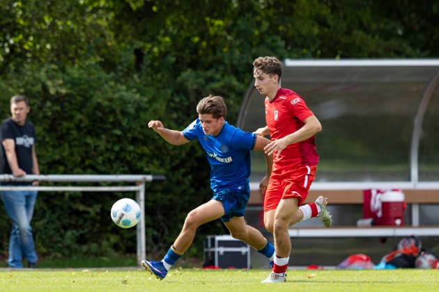 U17, U 17 DFB-Nachwuchsliga - Vorrunde Gruppe H: FC Rot-Weiß Erfurt vs. Eintracht Braunschweig; Erfurt; 05.09.2026 Joshua Niemeyer ( 17; Eintracht Braunschweig U17) gegen Tim Kroßner ( 4; FC Rot-Weiß Erfurt U17) U17 DFB-Nachwuchsliga - Vorrunde Gruppe H: FC Rot-Weiß Erfurt vs. Eintracht Braunschweig; Hauptplatz Cyriaksgebreite Erfurt; 05.09.2026 DFB REGULATIONS PROHIBIT ANY USE OF PHOTOGRAPHS AS IMAGE SEQUENCES AND OR QUASI-VIDEO. Copyright: xBEAUTIFULxSPORTS Duehringx