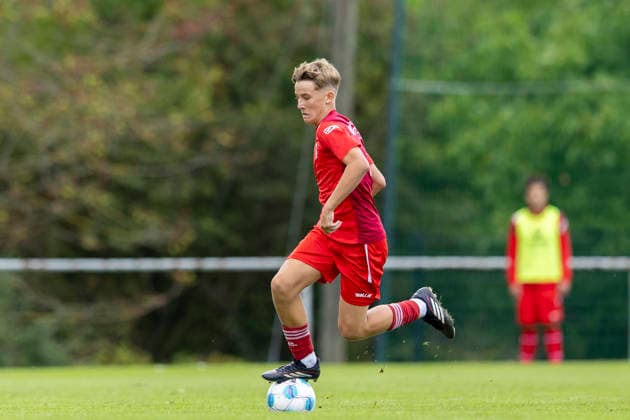 U17, U 17 DFB-Nachwuchsliga - Vorrunde Gruppe H: FC Rot-Weiß Erfurt vs. Eintracht Braunschweig; Erfurt; 05.09.2026 Tim Göbel ( 8; FC Rot-Weiß Erfurt U17) U17 DFB-Nachwuchsliga - Vorrunde Gruppe H: FC Rot-Weiß Erfurt vs. Eintracht Braunschweig; Hauptplatz Cyriaksgebreite Erfurt; 05.09.2026 DFB REGULATIONS PROHIBIT ANY USE OF PHOTOGRAPHS AS IMAGE SEQUENCES AND OR QUASI-VIDEO. Copyright: xBEAUTIFULxSPORTS Duehringx
