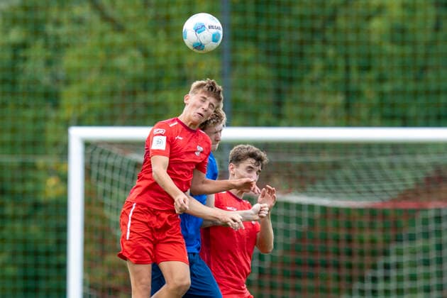 U17, U 17 DFB-Nachwuchsliga - Vorrunde Gruppe H: FC Rot-Weiß Erfurt vs. Eintracht Braunschweig; Erfurt; 05.09.2026 Tim Göbel ( 8; FC Rot-Weiß Erfurt U17) (links) und Tim Kroßner ( 4; FC Rot-Weiß Erfurt U17) (rechts) gegen Philip Heyer ( 20; Eintracht Braunschweig U17) U17 DFB-Nachwuchsliga - Vorrunde Gruppe H: FC Rot-Weiß Erfurt vs. Eintracht Braunschweig; Hauptplatz Cyriaksgebreite Erfurt; 05.09.2026 DFB REGULATIONS PROHIBIT ANY USE OF PHOTOGRAPHS AS IMAGE SEQUENCES AND OR QUASI-VIDEO. Copyright: xBEAUTIFULxSPORTS Duehringx
