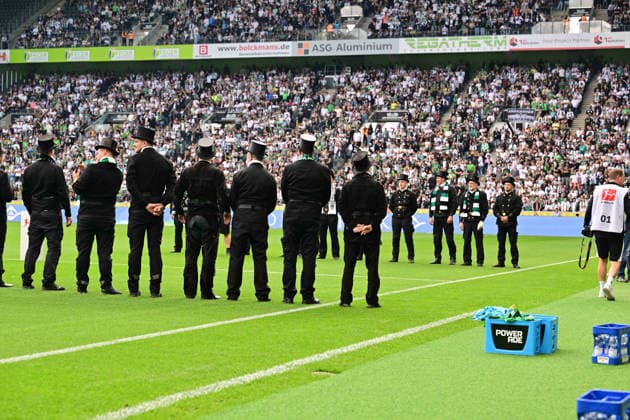 05.09.2026; Moenchengladbach; Fussball, Herren, Saison 2026 2027, Borussia Moenchengladbach vs. SV Elversberg Schornsteinfeger stehen Spalier fuer den Einlauf der Spieler DFL regulations prohibit any use of photographs as image sequences and or quasi-video. ista-Borussia-Park Nordrhein-Westfalen Deutschland *** September 5, 2026, Mönchengladbach Soccer, Men s, 2026–2027 Season, Borussia Mönchengladbach vs. SV Elversberg Chimney sweeps form a guard of honor for the players entrance DFL regulations prohibit any use of photographs as image sequences and or quasi-video footage at Borussia Park, North Rhine-Westphalia, Germany