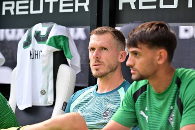 05.09.2026; Moenchengladbach; Fussball, Herren, Saison 2026 2027, Borussia Moenchengladbach vs. SV Elversberg Torwart Daniel Batz (Gladbach); im Vordergrund rechts Fabio Chiarodia (Gladbach) DFL regulations prohibit any use of photographs as image sequences and or quasi-video. ista-Borussia-Park Nordrhein-Westfalen Deutschland *** September 5, 2026, Mönchengladbach Soccer, Men s, 2026–2027 Season, Borussia Mönchengladbach vs. SV Elversberg: Goalkeeper Daniel Batz (Gladbach) in the foreground on the right; Fabio Chiarodia (Gladbach). DFL regulations prohibit any use of photographs as image sequences and or quasi-video content. Borussia Park, North Rhine-Westphalia, Germany
