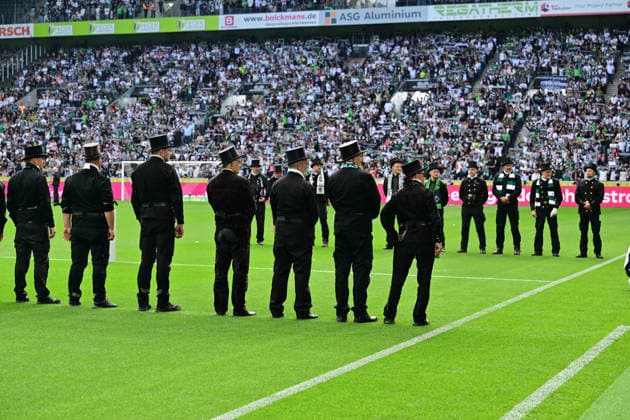 05.09.2026; Moenchengladbach; Fussball, Herren, Saison 2026 2027, Borussia Moenchengladbach vs. SV Elversberg Schornsteinfeger stehen Spalier fuer den Einlauf der Spieler DFL regulations prohibit any use of photographs as image sequences and or quasi-video. ista-Borussia-Park Nordrhein-Westfalen Deutschland *** September 5, 2026, Mönchengladbach Soccer, Men s, 2026–2027 Season, Borussia Mönchengladbach vs. SV Elversberg; chimney sweeps form a guard of honor for the players entrance. DFL regulations prohibit any use of photographs as image sequences and or quasi-video. Borussia Park, North Rhine-Westphalia, Germany