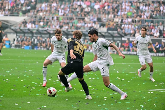 05.09.2026; Moenchengladbach; Fussball, Herren, Saison 2026 2027, Borussia Moenchengladbach vs. SV Elversberg Zweikampf zwischen v. li. Cole Campbell (Elversberg), Kevin Diks (Gladbach); im Hintergrund links Lukas Ullrich (Gladbach); Im Hintergrund rechts Philipp Sander (Gladbach) DFL regulations prohibit any use of photographs as image sequences and or quasi-video. ista-Borussia-Park Nordrhein-Westfalen Deutschland *** September 5, 2026, Mönchengladbach Soccer, Men s, 2026–2027 Season, Borussia Mönchengladbach vs. SV Elversberg: A tackle between (from left) Cole Campbell (Elversberg) and Kevin Diks (Gladbach); in the background on the left, Lukas Ullrich (Gladbach); in the background on the right, Philipp Sander (Gladbach). DFL regulations prohibit any use of photographs as image sequences and or quasi-video. Borussia Park, North Rhine-Westphalia, Germany