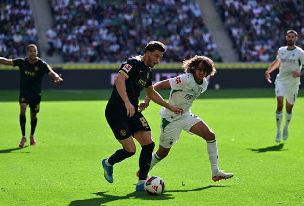05.09.2026; Moenchengladbach; Fussball, Herren, Saison 2026 2027, Borussia Moenchengladbach vs. SV Elversberg Zweikampf zwischen v. li. Lukas Petkov (Elversberg), Wael Mohya (Gladbach) DFL regulations prohibit any use of photographs as image sequences and or quasi-video. ista-Borussia-Park Nordrhein-Westfalen Deutschland *** September 5, 2026, Mönchengladbach Soccer, Men s, 2026–2027 Season, Borussia Mönchengladbach vs. SV Elversberg: A duel between (from left) Lukas Petkov (Elversberg) and Wael Mohya (Gladbach). DFL regulations prohibit any use of photographs as image sequences and or quasi-video footage at Borussia Park, North Rhine-Westphalia, Germany