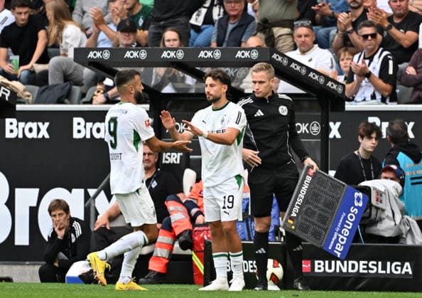 05.09.2026; Moenchengladbach; Fussball, Herren, Saison 2026 2027, Borussia Moenchengladbach vs. SV Elversberg Einwechslung Nicolas Kuehn (Gladbach, re.), der fuer Franck Honorat (Gladbach, li.) ins Spiel kommt DFL regulations prohibit any use of photographs as image sequences and or quasi-video. ista-Borussia-Park Nordrhein-Westfalen Deutschland *** September 5, 2026, Mönchengladbach Soccer, Men s, 2026–2027 Season, Borussia Mönchengladbach vs. SV Elversberg: Nicolas Kuehn (Gladbach, right) enters the game for Franck Honorat (Gladbach, left). DFL regulations prohibit any use of photographs as image sequences and or quasi-video content. Borussia Park, North Rhine-Westphalia, Germany