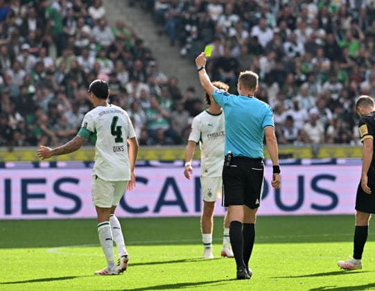 05.09.2026; Moenchengladbach; Fussball, Herren, Saison 2026 2027, Borussia Moenchengladbach vs. SV Elversberg Schiedsrichter Martin Petersen zeigt Kevin Diks (Gladbach, 4) die gelbe Karte DFL regulations prohibit any use of photographs as image sequences and or quasi-video. ista-Borussia-Park Nordrhein-Westfalen Deutschland *** September 5, 2026, Mönchengladbach Soccer, Men s, 2026–2027 Season, Borussia Mönchengladbach vs. SV Elversberg: Referee Martin Petersen shows Kevin Diks (Gladbach, No. 4) a yellow card. DFL regulations prohibit any use of photographs as image sequences and or quasi-video. Borussia Park, North Rhine-Westphalia, Germany