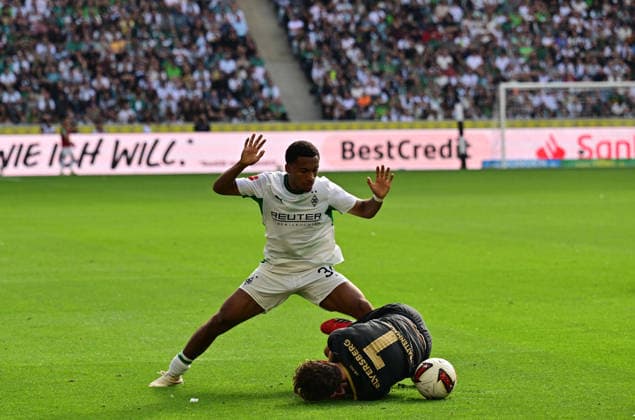 05.09.2026; Moenchengladbach; Fussball, Herren, Saison 2026 2027, Borussia Moenchengladbach vs. SV Elversberg Zweikampf zwischen v. li. Mathieu Nguefack (Gladbach, stehend), Kevin Stoeger (Gladbach, am Boden) DFL regulations prohibit any use of photographs as image sequences and or quasi-video. ista-Borussia-Park Nordrhein-Westfalen Deutschland *** September 5, 2026, Mönchengladbach Soccer, Men s, 2026–2027 Season, Borussia Mönchengladbach vs. SV Elversberg: A tackle between (from left) Mathieu Nguefack (Gladbach), standing, and Kevin Stoeger (Gladbach), on the ground. DFL regulations prohibit any use of photographs as image sequences and or quasi-video content. Borussia Park, North Rhine-Westphalia, Germany