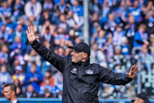 Fussball - 3. Liga - Hansa Rostock - SV Wehen Wiesbaden - 05.09.26 Trainer Daniel Scherning (SVWW),