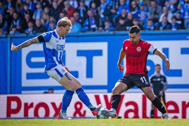 Fussball - 3. Liga - Hansa Rostock - SV Wehen Wiesbaden - 05.09.26 Andreas Voglsammer (Hansa), Tarik Gözüsirin (SVWW),