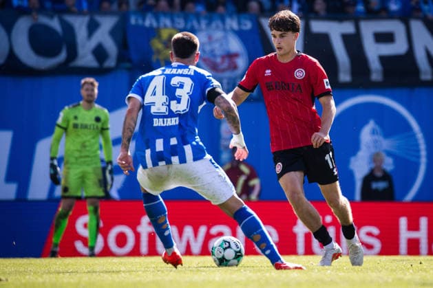 Fussball - 3. Liga - Hansa Rostock - SV Wehen Wiesbaden - 05.09.26 Leon Dajaku (Hansa), Ben Nink (SVWW),