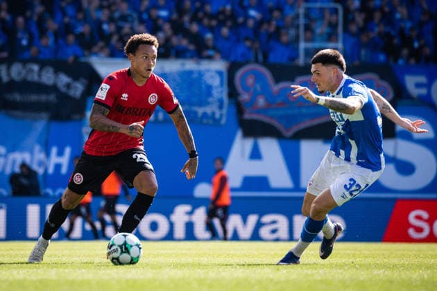 Fussball - 3. Liga - Hansa Rostock - SV Wehen Wiesbaden - 05.09.26 Roberto Massimo (SVWW), Niklas Kölle (Hansa),