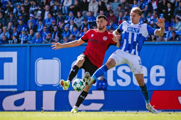 Fussball - 3. Liga - Hansa Rostock - SV Wehen Wiesbaden - 05.09.26 Moritz Flotho (SVWW), Florian Carstens (Hansa),