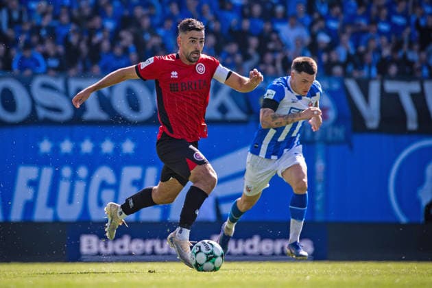 Fussball - 3. Liga - Hansa Rostock - SV Wehen Wiesbaden - 05.09.26 Tarik Gözüsirin (SVWW), Niklas Kölle (Hansa),