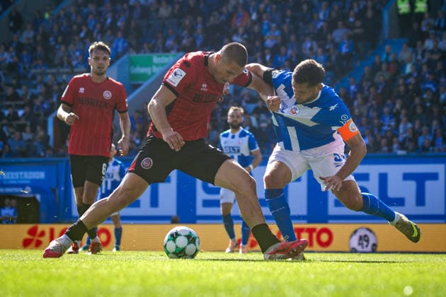 Fussball - 3. Liga - Hansa Rostock - SV Wehen Wiesbaden - 05.09.26 Marcus Müller (SVWW), Marco Schuster (Hansa),