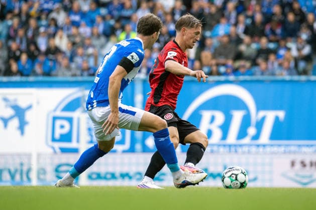 Fussball - 3. Liga - Hansa Rostock - SV Wehen Wiesbaden - 05.09.26 Florian Bohnert (Hansa), Fabian Greilinger (SVWW),