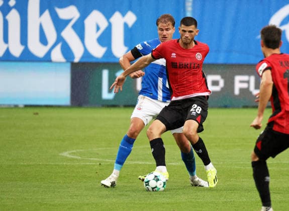 FC Hansa Rostock- SV Wehen Wiesbaden Rostock, 05.09.2026, Fußball 3.Liga FC Hansa Rostock- SV Wehen Wiesbaden Moritz Flotho SV Wehen Wiesbaden vor Florian Carstens FC Hansa Rostock Rostock Ostseestadion Mecklenburg-Vorpommern Deutschland