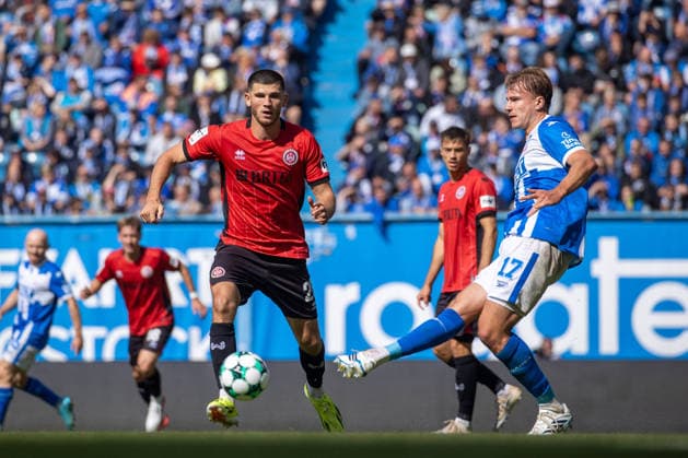 Fussball - 3. Liga - Hansa Rostock - SV Wehen Wiesbaden - 05.09.26 Moritz Flotho (SVWW), Florian Carstens (Hansa),
