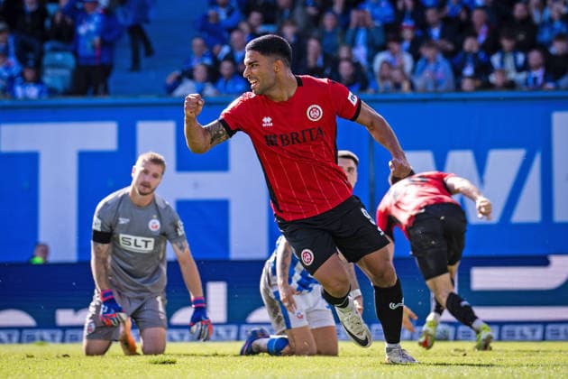 Fussball - 3. Liga - Hansa Rostock - SV Wehen Wiesbaden - 05.09.26 Torjubel Simon Stehle (SVWW),